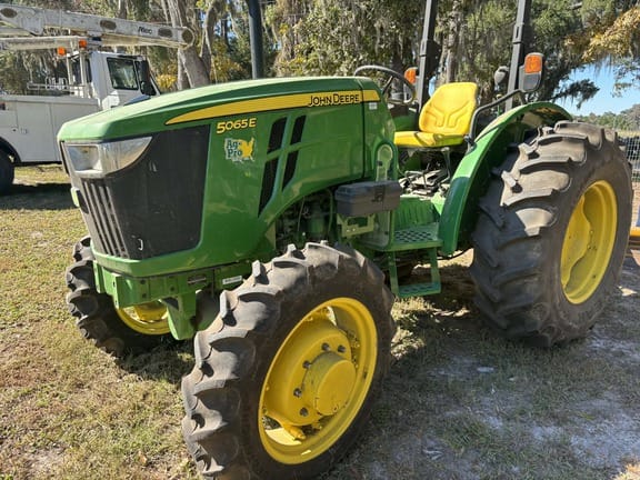 2017 John Deere 5065E Equipment Image0