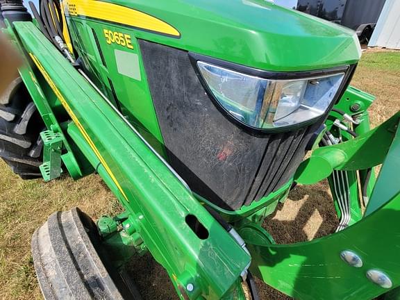 Image of John Deere 5065E equipment image 4