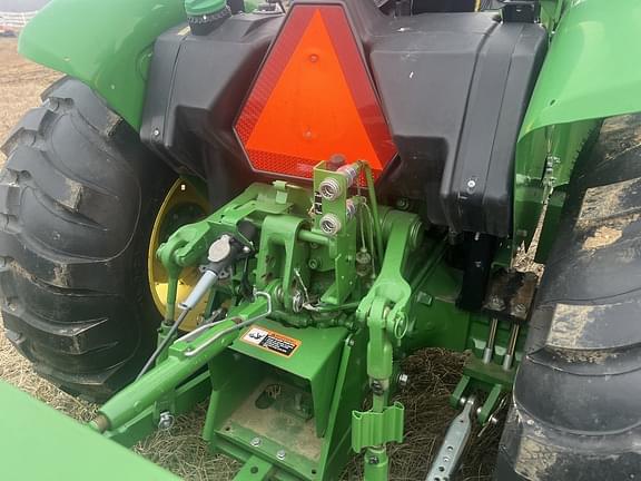 Image of John Deere 5065E equipment image 3