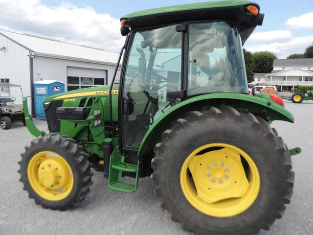 Image of John Deere 5065E equipment image 1