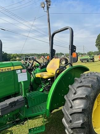 Image of John Deere 5065E equipment image 4