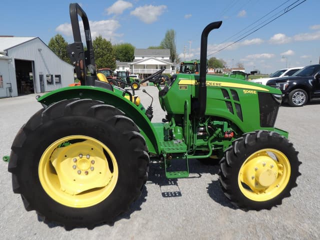 Image of John Deere 5065E equipment image 3