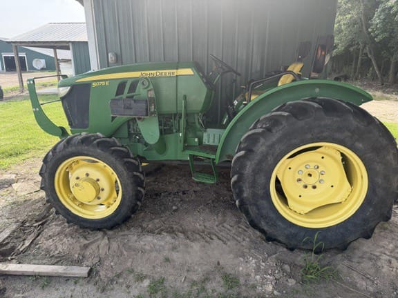 2017 John Deere 5075E Equipment Image0