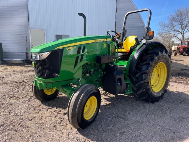 Image of John Deere 5085M equipment image 1