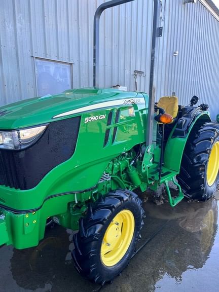 2017 John Deere 5090GV Image