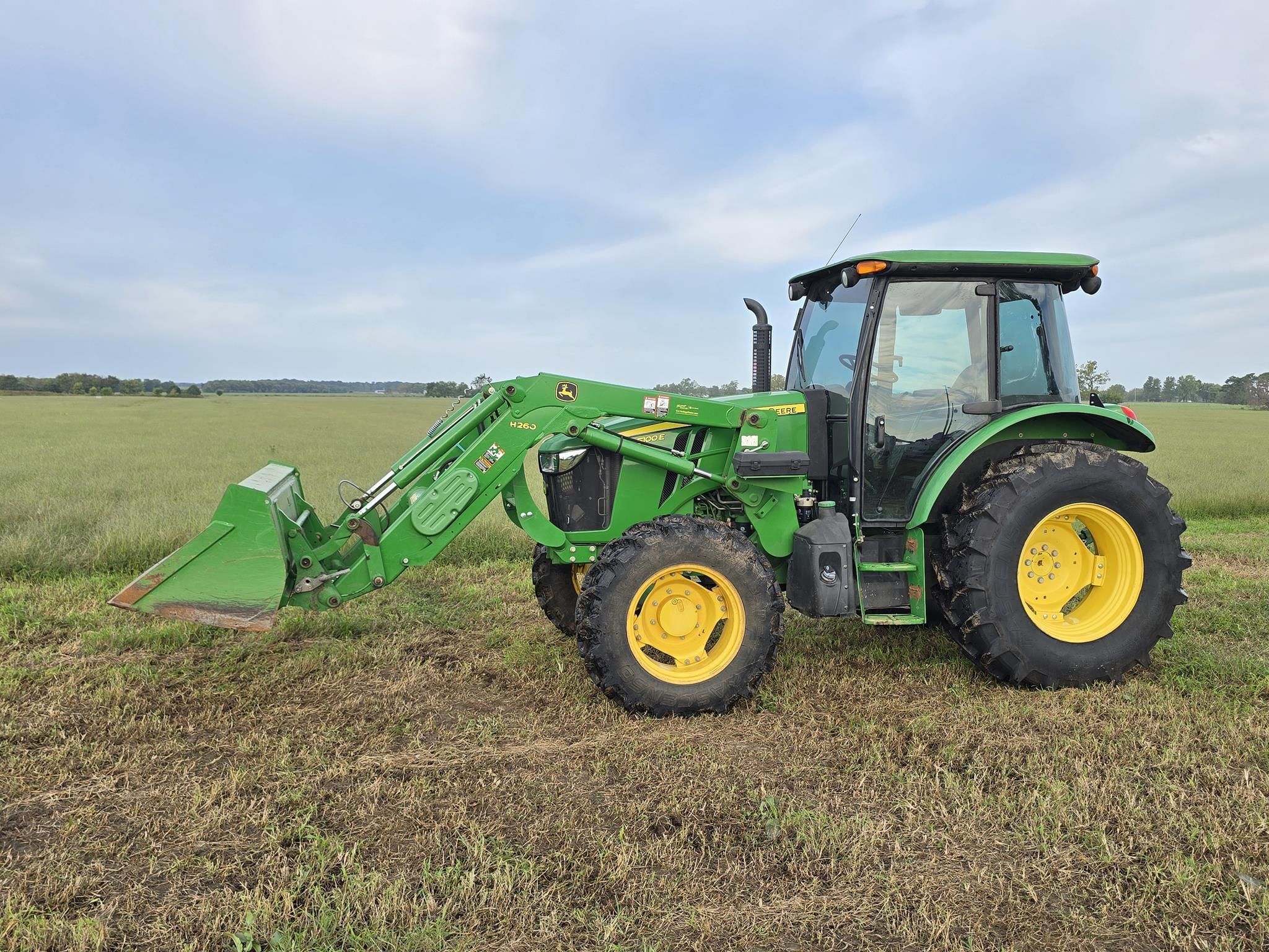 2017 John Deere 5100E Equipment Image0