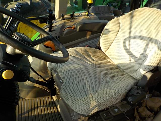 Image of John Deere 5115M equipment image 4