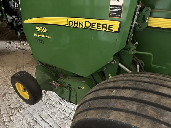 Image of John Deere 569 MegaWide Plus equipment image 4