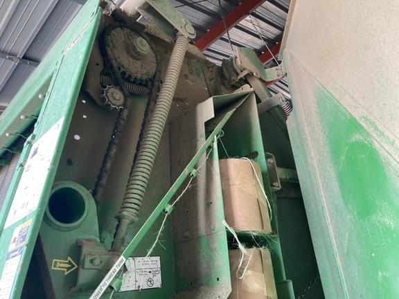 Image of John Deere 569 MegaWide Plus equipment image 4