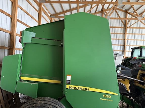 Image of John Deere 569 MegaWide Plus equipment image 2