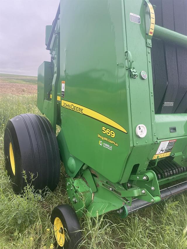 Image of John Deere 569 MegaWide Plus equipment image 2