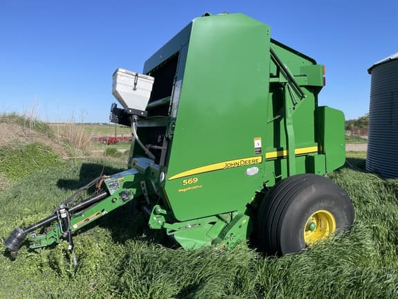 Image of John Deere 569 MegaWide Plus equipment image 2