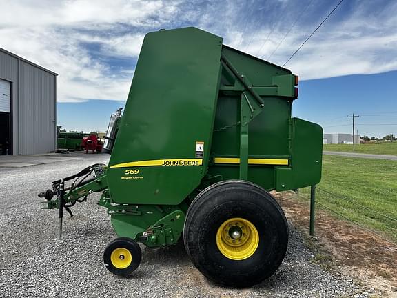 Image of John Deere 569 MegaWide Plus equipment image 1