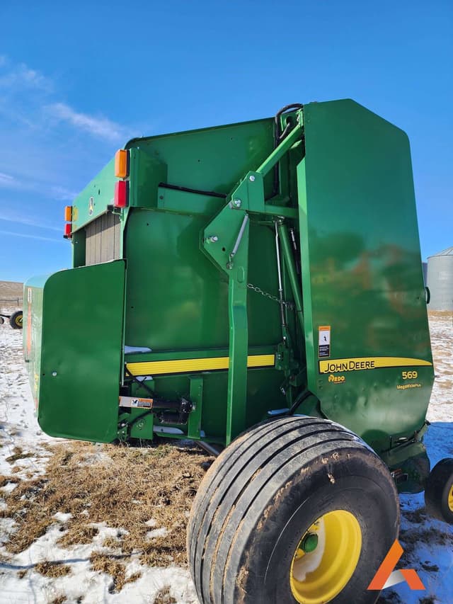 Image of John Deere 569 MegaWide Plus equipment image 1