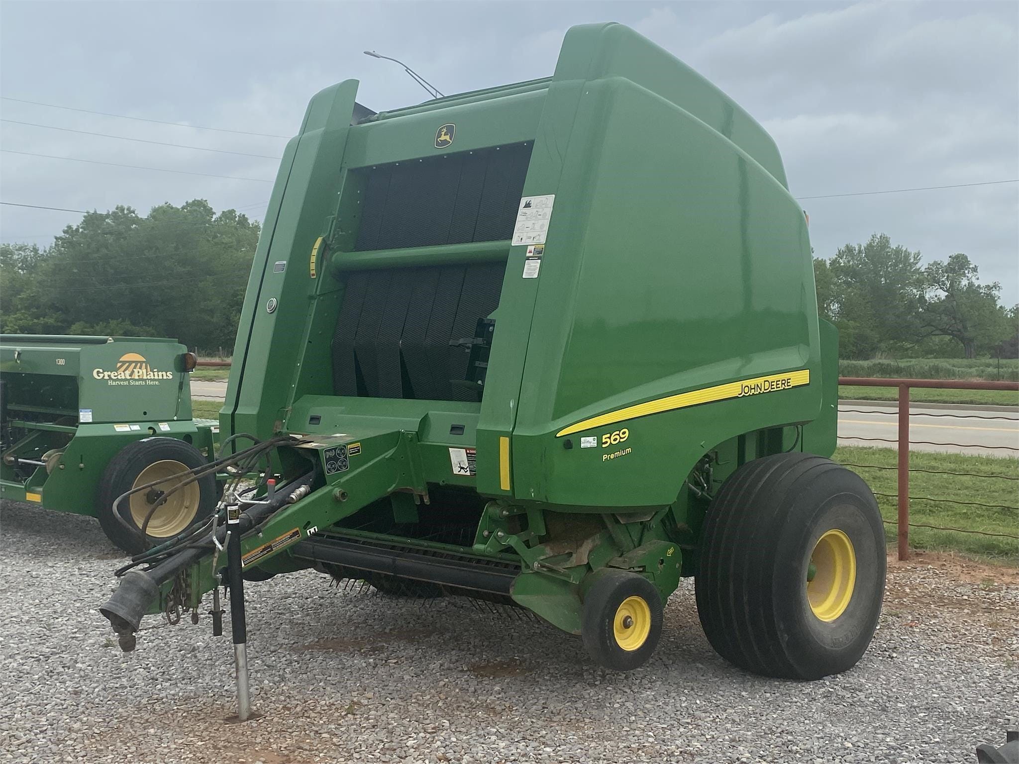 2017 John Deere 569 Premium Image