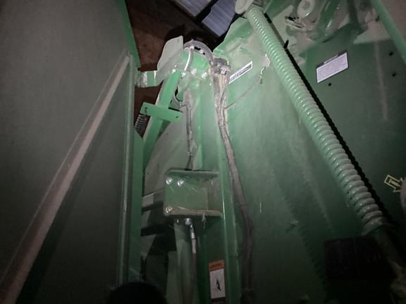 Image of John Deere 569 MegaWide Plus equipment image 4