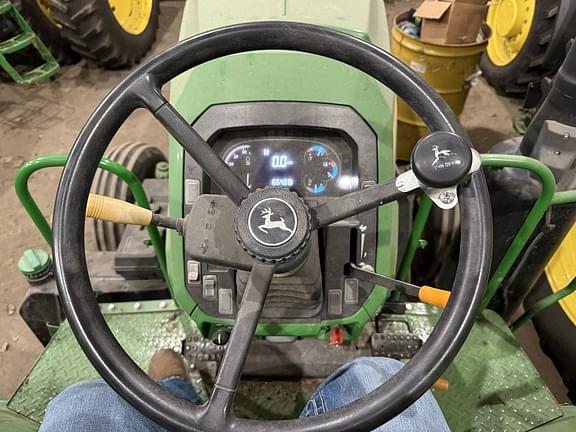 Image of John Deere 6105E equipment image 3