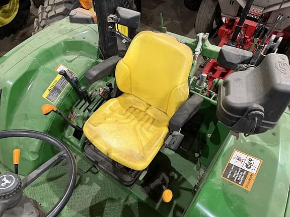 Image of John Deere 6105E equipment image 4