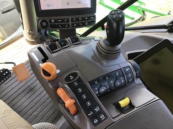 Image of John Deere 6110R equipment image 2