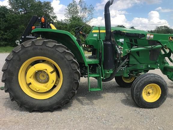 Image of John Deere 6120E equipment image 4