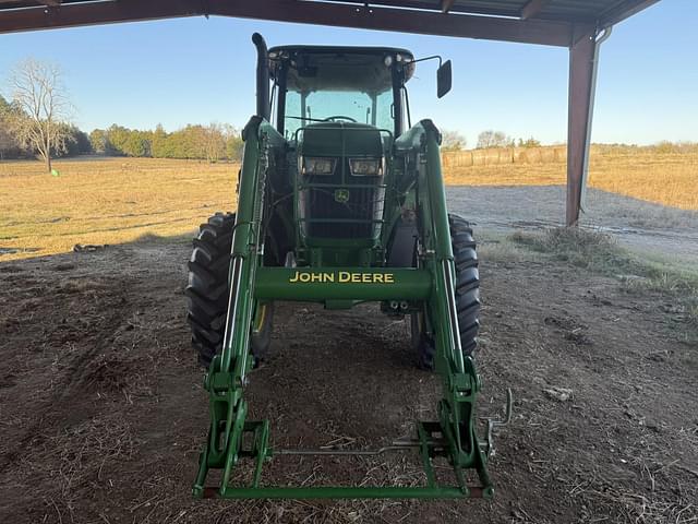 Image of John Deere 6120E equipment image 4