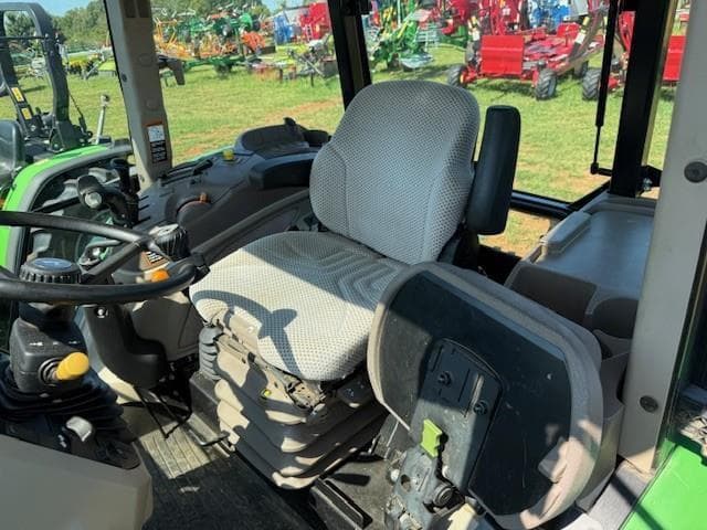 Image of John Deere 6135E equipment image 4