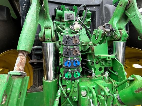 Image of John Deere 6215R equipment image 3