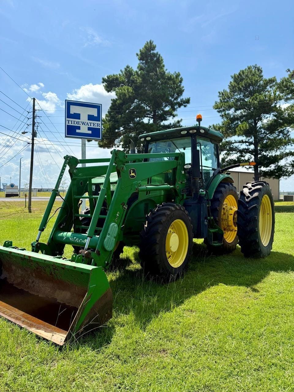 2017 John Deere 7210R Equipment Image0