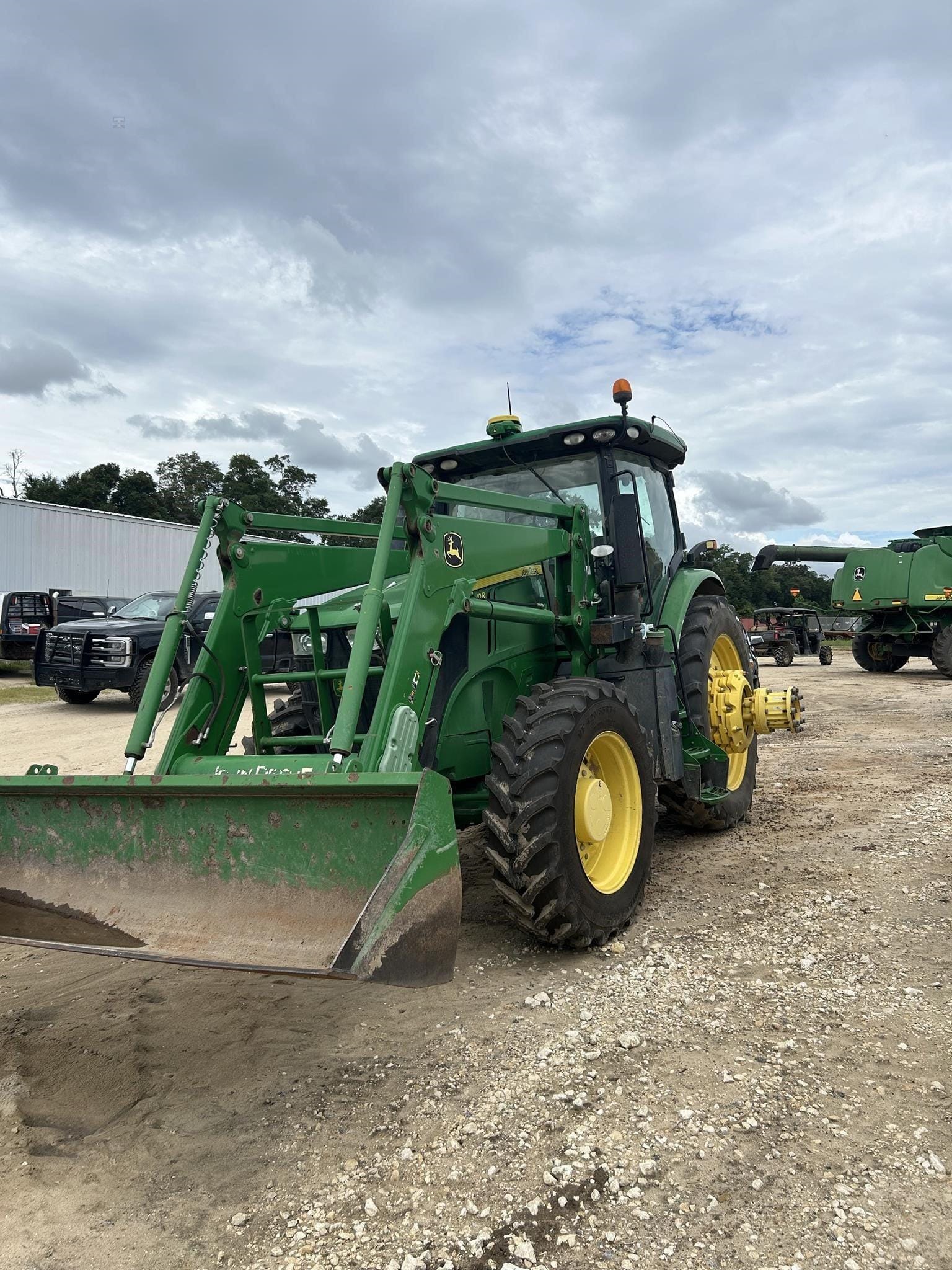 2017 John Deere 7210R Equipment Image0