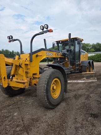2017 John Deere 770G Equipment Image0
