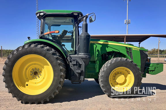 Image of John Deere 8270R equipment image 1