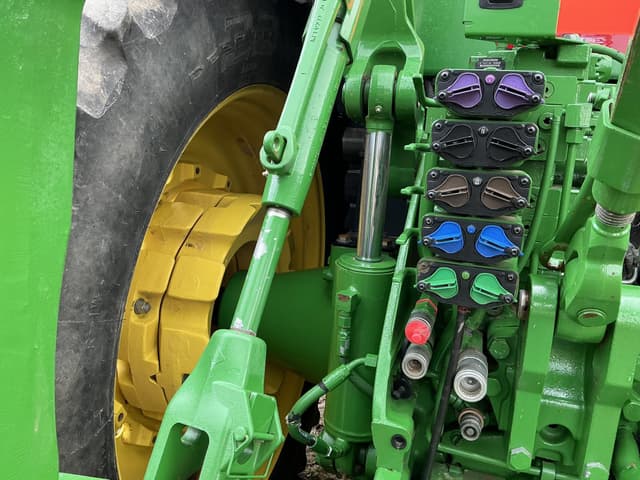 Image of John Deere 8320R equipment image 4