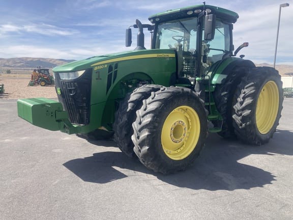 2017 John Deere 8320R Equipment Image0