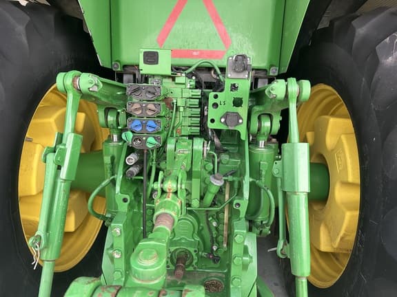 Image of John Deere 8320R equipment image 4