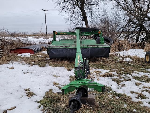 Image of John Deere 835 equipment image 1