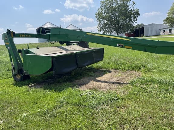 Image of John Deere 835 equipment image 2