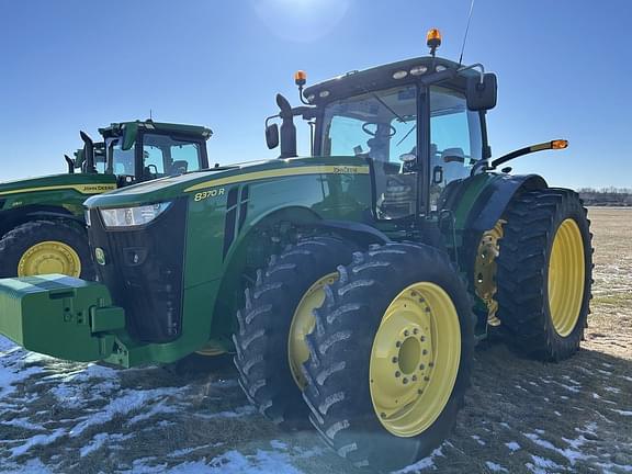 Image of John Deere 8370R equipment image 4