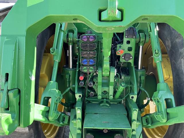 Image of John Deere 8370R equipment image 2