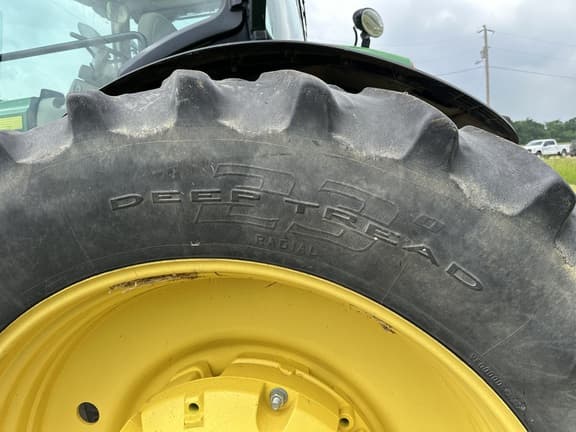 Image of John Deere 8370R equipment image 4