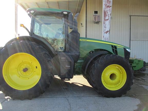 Image of John Deere 8370R equipment image 2