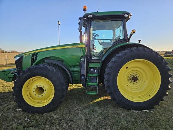 Image of John Deere 8370R equipment image 1