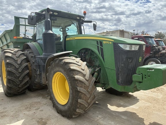 2017 John Deere 8370R Equipment Image0
