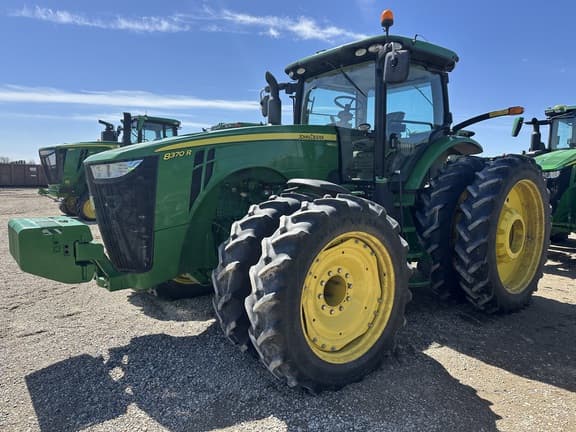 Image of John Deere 8370R equipment image 1