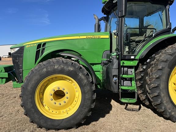 Image of John Deere 8370R equipment image 1