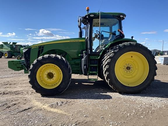 Image of John Deere 8370R equipment image 1