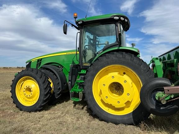 Image of John Deere 8370R equipment image 1