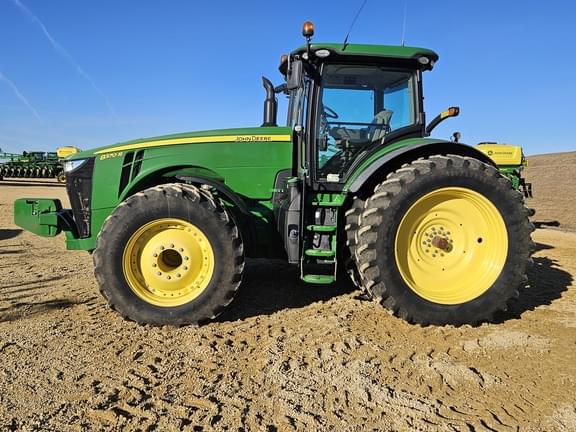 Image of John Deere 8370R equipment image 1