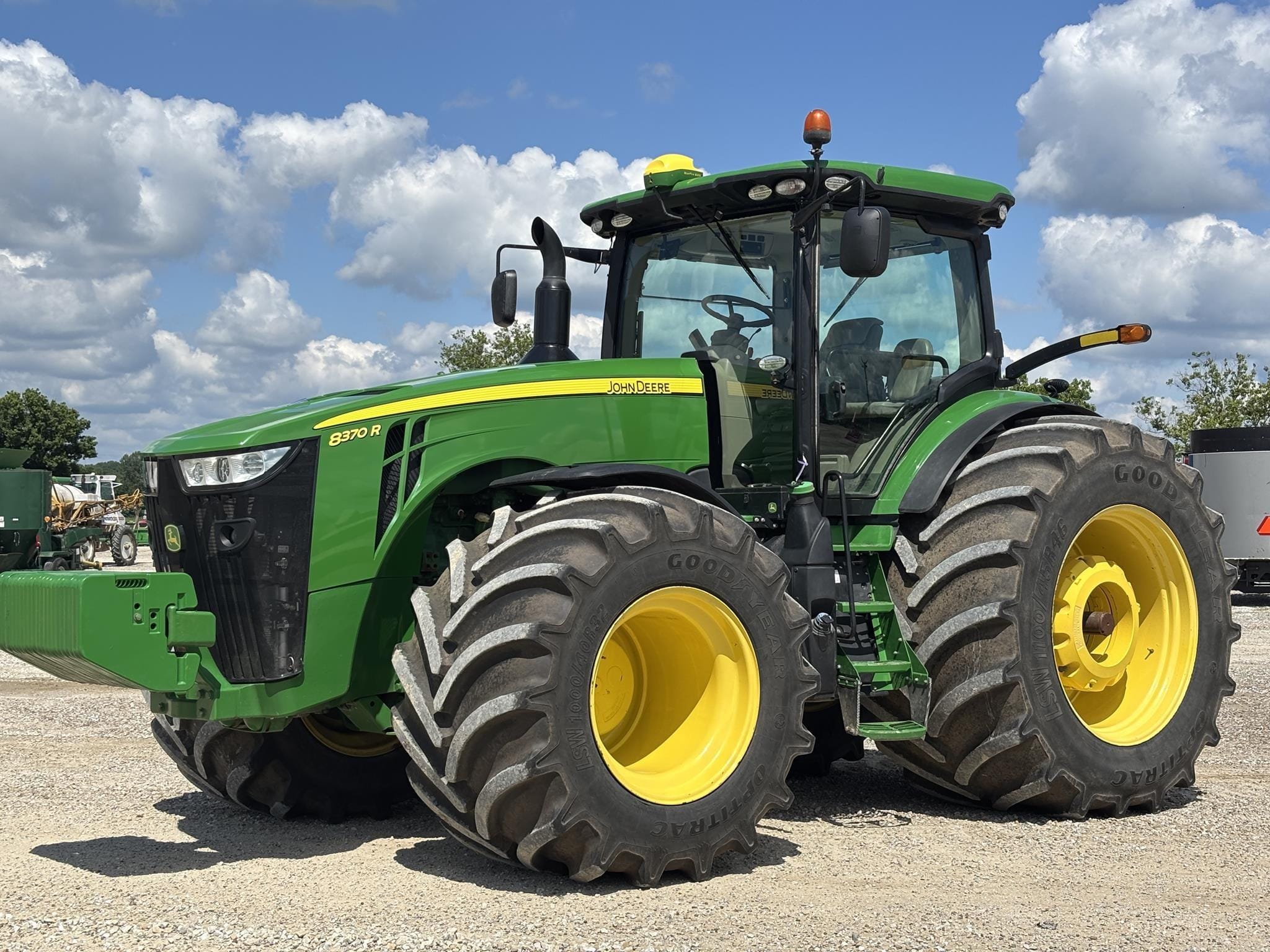 2017 John Deere 8370R Equipment Image0