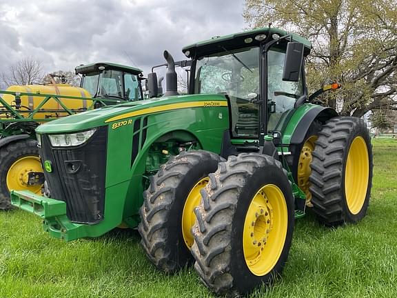 Image of John Deere 8370R equipment image 1