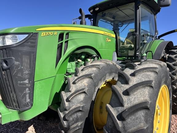 Image of John Deere 8370R equipment image 3
